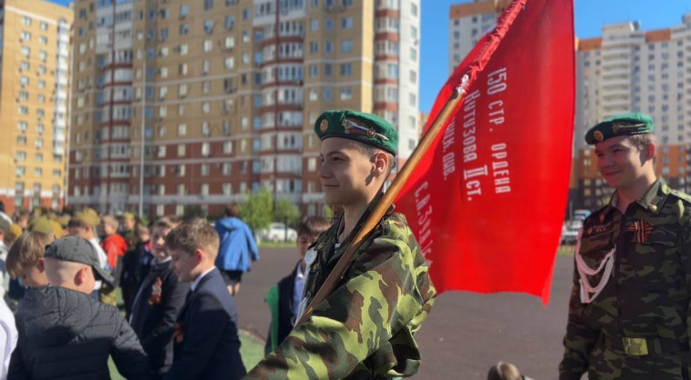 Торжественная линейка, посвященная Дню Победы.